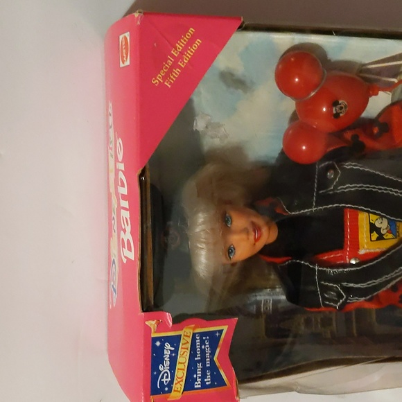 Barbie Exclusive Disne Fun Doll - Picture 3 of 8